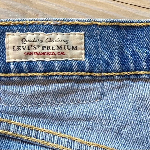 LEVIs Ribcage Short Distressed Frayed  Button Fly Shorts Womens 28 - Picture 4 of 15